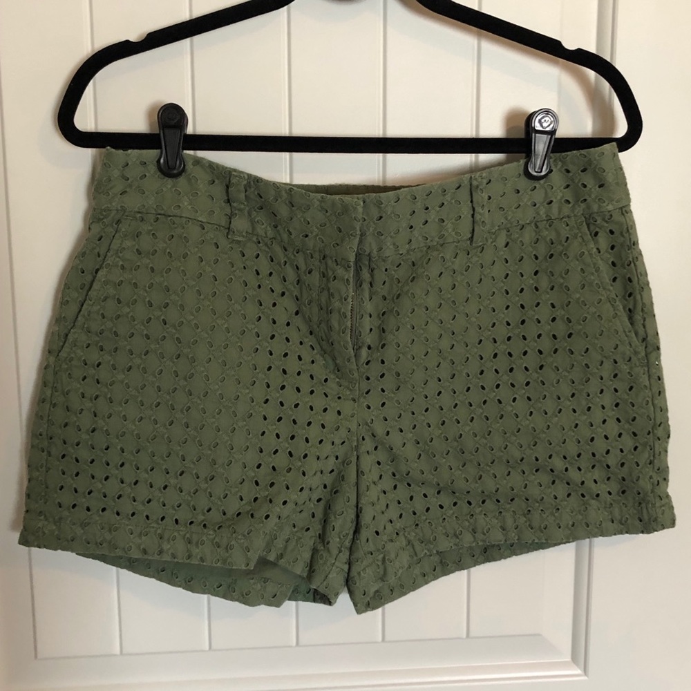 Women’s LOFT Eyelet pattern shorts Sz 8